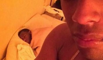 La foto de Crazy Design con otro hombre en la cama de un hotel, que enciende las redes