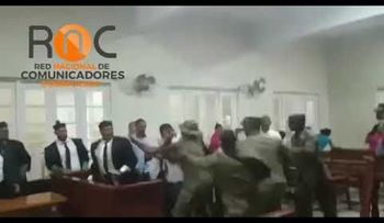 Le dan una pecosá a un abogado en un tribunal luego de la sentencia
