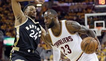 Con 39 puntos de LeBron, Cavs arrasan a Raptors 