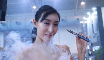Cigarrillos electrónicos más seguros y pueden ayudar a dejar de fumar: informe del Reino Unido