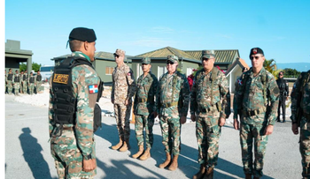 Defensa visita tropas en la frontera