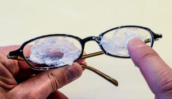 Pasa esto por tus lentes y remueve todas las marcas y rayones.