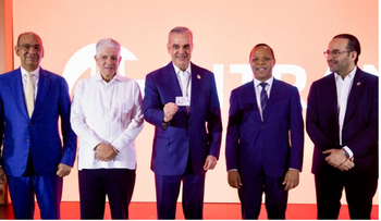 Abinader recibe primera nueva licencia de conducir