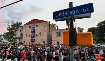 Suspenden siete policías por la muerte de Daniel Prude, el hombre afroamericano asfixiado 