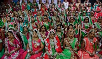 En India celebran una boda masiva de 151 parejas