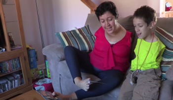 Conmovedora historia: Por una enfermedad nacieron sin brazos (VIDEO) 
