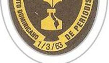 Estudiantes del Instituto Dominicano de Periodismo entregan placas de reconocimientos a profesores