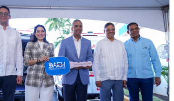 Gobierno entrega dos ambulancias en Barahona y Montecristi