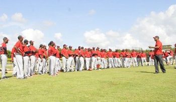 Luis Rojas toma las riendas en entrenamientos de los Leones