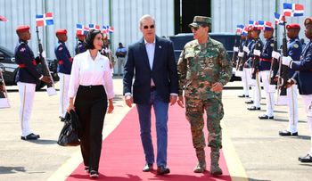 Presidente Abinader parte a Miami para realizar lanzamiento de primera bola en Clásico Mundial de Béisbol
