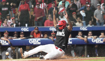 Con remontada en el octavo, Leones toman comando de la Serie Final