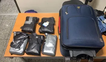 Detienen a ecuatoriana en el AILA y le ocupan cinco paquetes presumiblemente cocaína