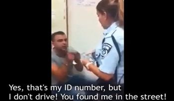 Video: Un hombre se enfurece al ser detenido y rompe pared a cabezazos