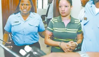 Entregarán niña a la familia de madre publicó foto dándole cerveza  