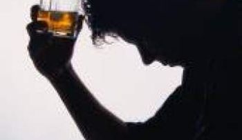 Una persona joven tiene mayores problemas al tomar alcohol por 1ra vez 