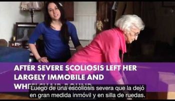 Una mujer vivió encorvada por décadas hasta que empezó a hacer yoga (VIDEO)