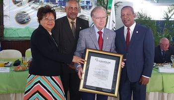 Pepín Corripio recibe reconocimiento del club Los Prados