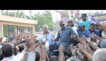 Alcalde Francisco Fernández regala billetes de RD$1,000 frente a centro de votación (VIDEO)