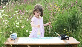 Genio de la pintura: Una niña autista vende sus cuadros por miles de dólares