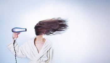 ¿Será verdad que si te lavas mucho el cabello se cae?