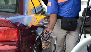 El Ministerio de Industria y Comercio anuncia rebaja en precios combustibles, sube el GN