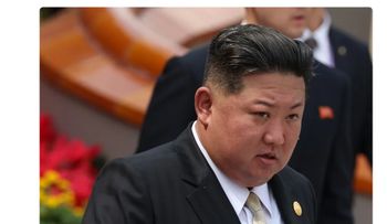 Kim y delegado surcoreano se saludan en Pekín