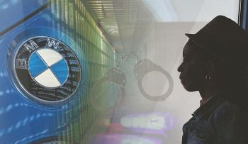 Ingresan afroamericana en centro de salud mental, porque no creían que su BMW fuera suyo