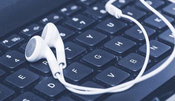 Cómo los audífonos de tus dispositivos pueden convertirse en micrófonos para espiarte
