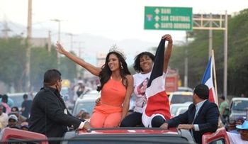 Francisca Lachapel recibida con alegría por su pueblo.