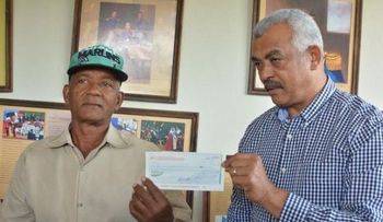 Presidencia entrega RD$ 13 millones a dos asociaciones de Hato Mayor