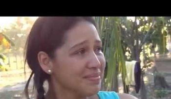 Mujer llorando le canta canción a su marido que supuestamente la engañó con una burra 