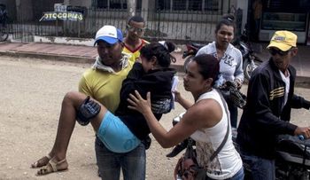 Extraño mal aqueja a decenas de niñas en poblado colombiano