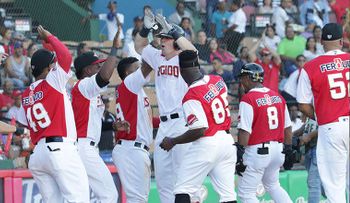 Aguilas siguen volando alto; Licey no pega una y los Gigantes vencen Toros
