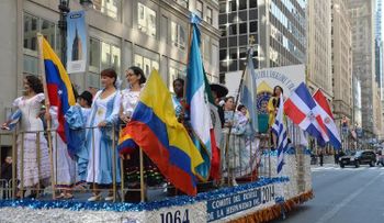 Hispanos desfilan en la 5ta Avenida en el Día de la Raza en New York.