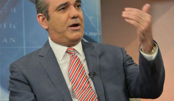 Abinader pide a Danilo aclarar qué ha pasado con el aumento salarial de los policías