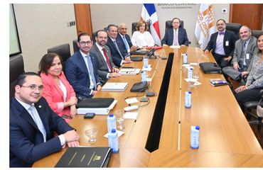Valdez Albizu recibe misión BID para apoyar a las MIPYMES