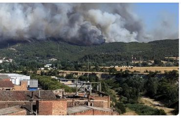 Medios terrestres y aéreos combaten incendios activos