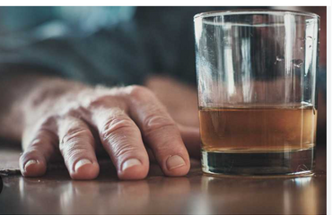 Aumenta consumo de alcohol en adultos mayores y genera alerta médica