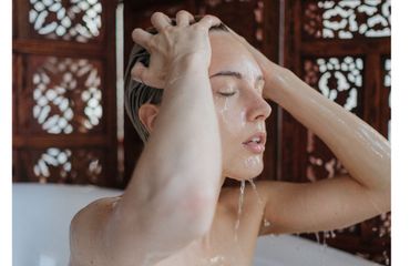 Lavado inverso: la técnica que aporta volumen al cabello fino