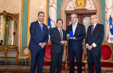 Abinader otorga condecoración póstuma a Orlando Martínez Howley