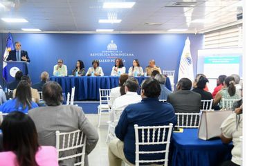 Víctor Atallah impulsa mejoras para médicos residentes