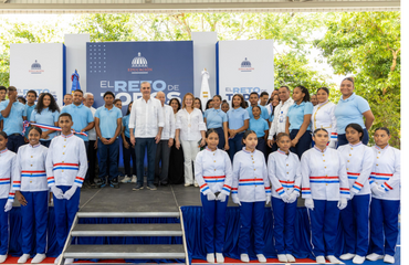 Abinader inaugura techado escolar en Cotuí