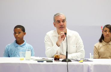 Luis Abinader motiva jóvenes a estudiar ciencias e idiomas