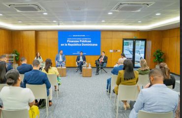 Egresados de BARNA impulsan diálogo sobre desafíos nacionales