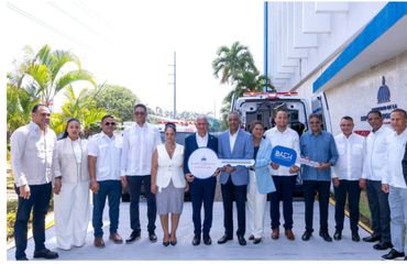 Gobierno entrega dos ambulancias en Sánchez Ramírez