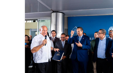Víctor Atallah recibe reconocimiento por su liderazgo