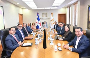 Valdez Albizu recibe nueva directiva de ADOFINTECH y destaca avances del nuevo sistema de pagos instantáneos