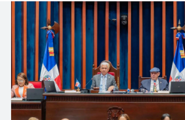 Senado reconoce trayectoria de Vicente Sánchez Baret