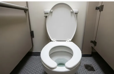Asientos en forma de U: una medida de higiene en baños públicos