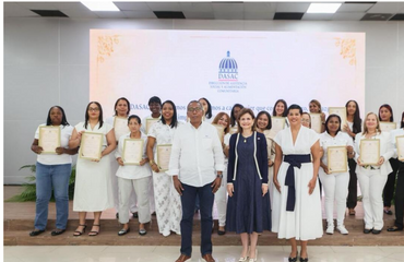 Raquel Peña honra a mujeres de DASAC